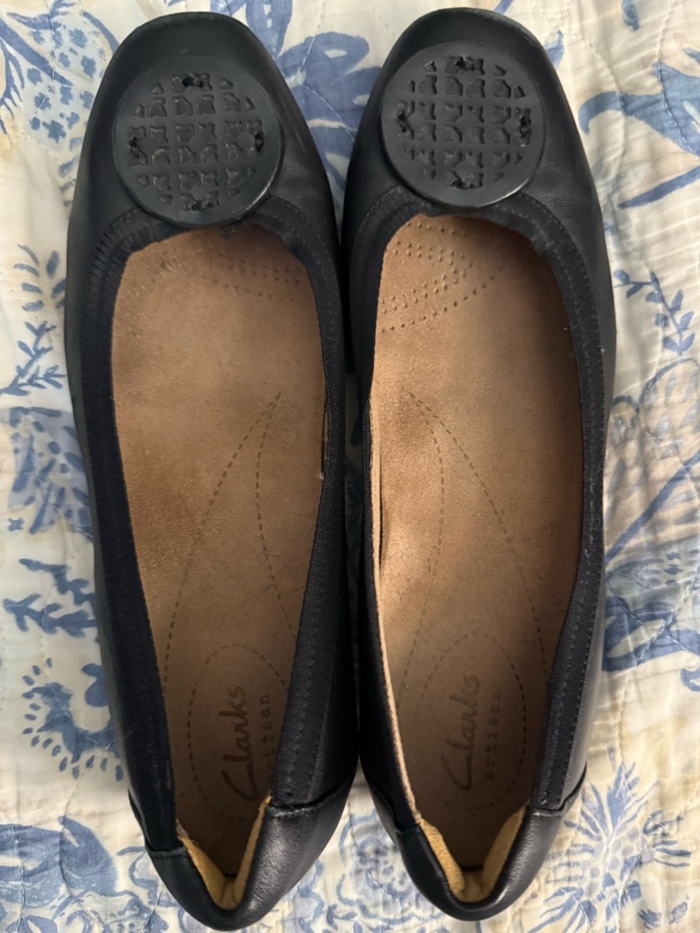 Clarks Artisan Black Leather Round-Toe Ballet Flats with toe embellishment sz 8